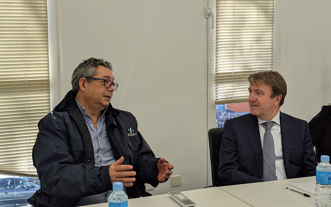 Alfredo Jiménez, Director de Ingeniería de IEQSY, hablando con el alcalde de Tres Cantos Alfredo Jiménez explicando los sistemas IEQSY