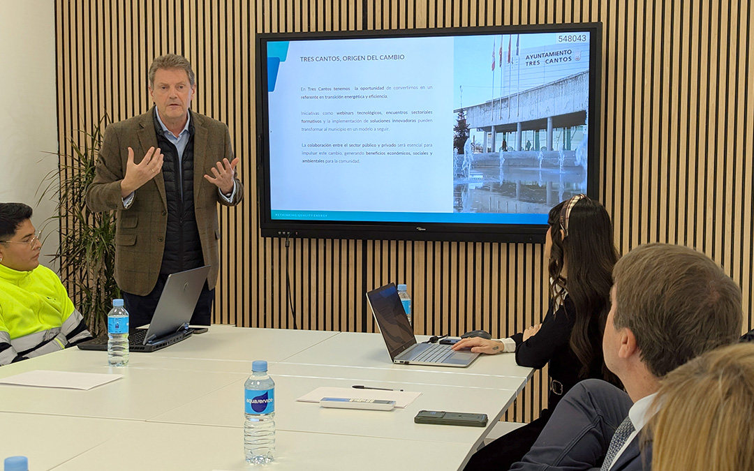 Presentación del CEO de IEQSY sobre los sistemas de calidad y eficiencia energética Vicente Mohedano, CEO de IEQSY, explicando las virtudes de las soluciones IEQSY